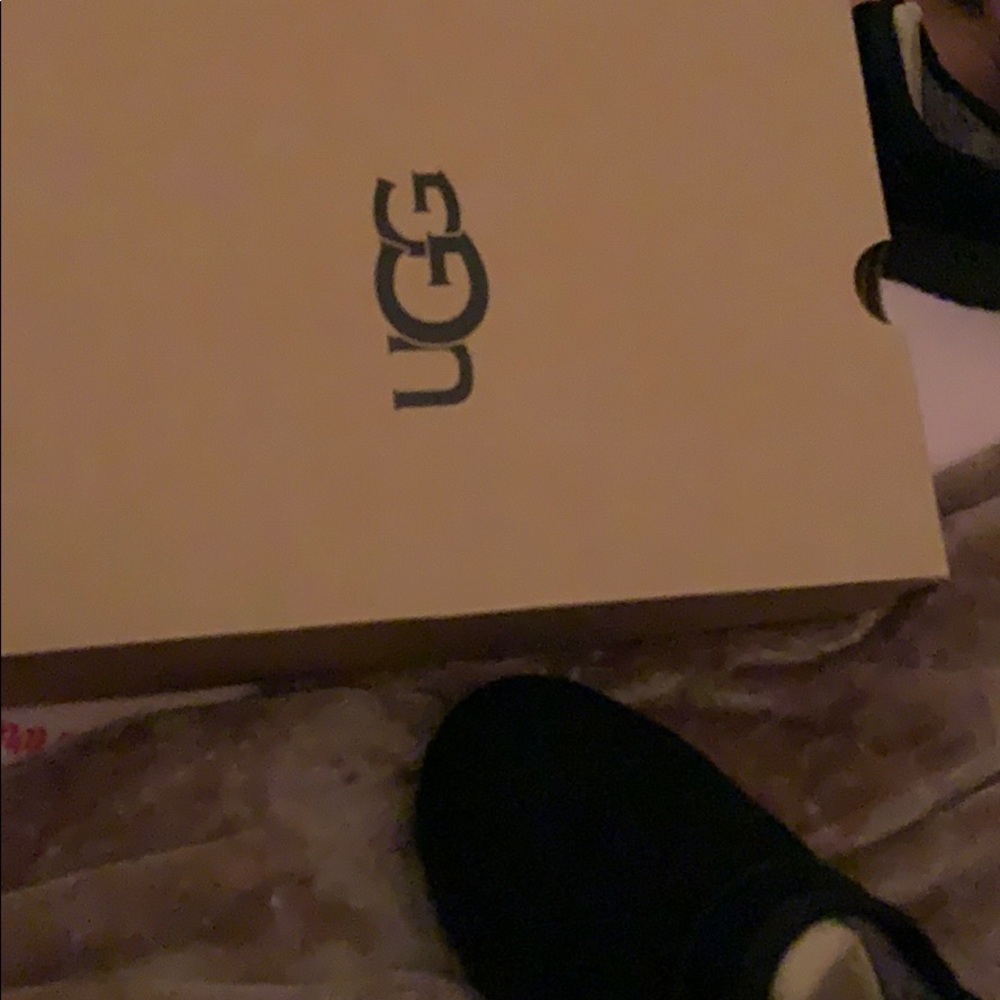 ugh classic slippers - Picture 3 of 8